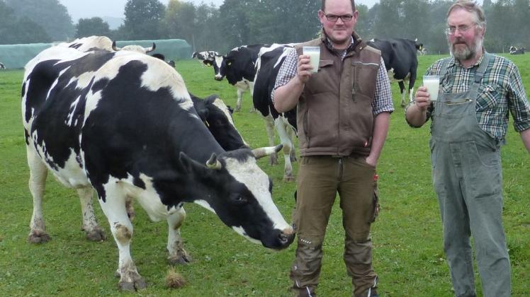 Für ihre Biomilch haben Jobst und Heinz-Martin Brüggemeier mit der „Luisenhof Milchmanufaktur“ einen neuen Abnehmer gefunden. Foto: Norbert Wiegand