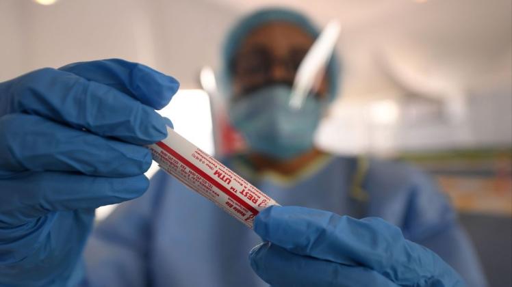 Stecken geheimnisvolle Maskenmänner hinter der Pandemie? Oder doch die Regierung? Über den Ursprung des Coronavirus wird viel Falsches verbreitet. Symbolfoto: AFP/KARIM SAHIB