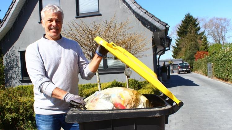 Ist von den Vorteilen der Gelben Tonne überzeugt: Jörg Kalthoff vor seinem Haus am Blücherweg im Teststadtteil Brendel. Foto: Frederik Grabbe Ist von den Vorteilen der Gelben Tonne überzeugt: Jörg Kalthoff vor seinem Haus am Blücherweg im Teststadtteil Brendel. Foto: Frederik Grabbe