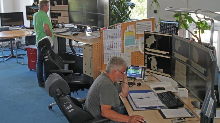 In der Netzleitstelle in Bentwisch wird die Stromversorgung der Region koordiniert. Hans-Jörg Kruggel (l.) und Jan-Uwe Weiser beobachten die Stromleitungen auf den Monitoren.