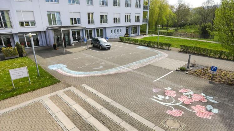 Mutmachaktion in Hagen: Regenbogen und Blumengruß aus Kreide vor dem Seniorenheim St.-Anna-Stift. Foto Jörn Martens Mutmachaktion in Hagen: Regenbogen und Blumengruß aus Kreide vor dem Seniorenheim St.-Anna-Stift. Foto Jörn Martens