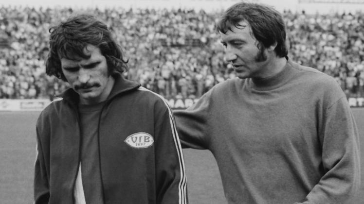 Begann seine Trainerlaufbahn beim SSV Delmenhorst und wurde beim VfB Oldenburg zur Legende: Helmut Mrosla (rechts, bei einem Regionalligaspiel des VfB im September 1973 mit Spieler Hubert Adelt).