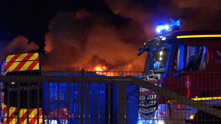 Am späten Donnerstagabend haben Schrott und Abfälle auf dem Gelände einer Entsorgungsfirma in Emsdetten gebrannt. 