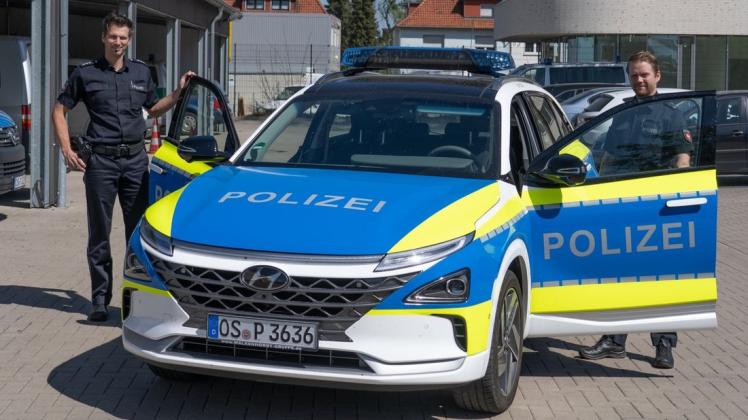 Einer der bundesweit ersten Streifenwagen mit Wasserstoff-Antrieb ist jetzt in Osnabrück im Einsatz. Marco Ellermann (links), Sprecher der Polizeidirektion, und Polizeikommissar Benjamin Buck stellten das Fahrzeug vom Typ Hyundai Nexo am Montag auf der Hafenwache vor.