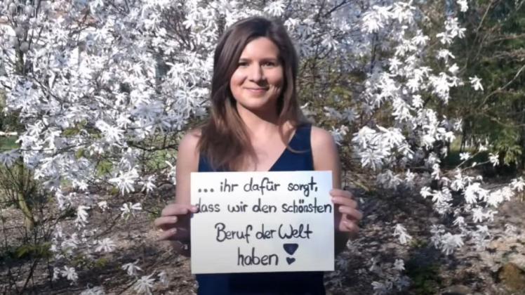 Die Lehrer der BBS 1 Delmenhorst (hier Danica Tauber) nannten in einer Videobotschaft Gründe, warum sie ihre Schüler vermissen. Foto: Screenshot/Tauber