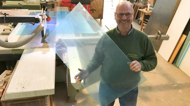 Tischler Jörg Wedler ist guter Dinge, obwohl er nur wenig neue Aufträge wie die Herstellung von Spritzschutzen bekommt. Tischler Jörg Wedler ist guter Dinge, obwohl er nur wenig neue Aufträge wie die Herstellung von Spritzschutzen bekommt.
