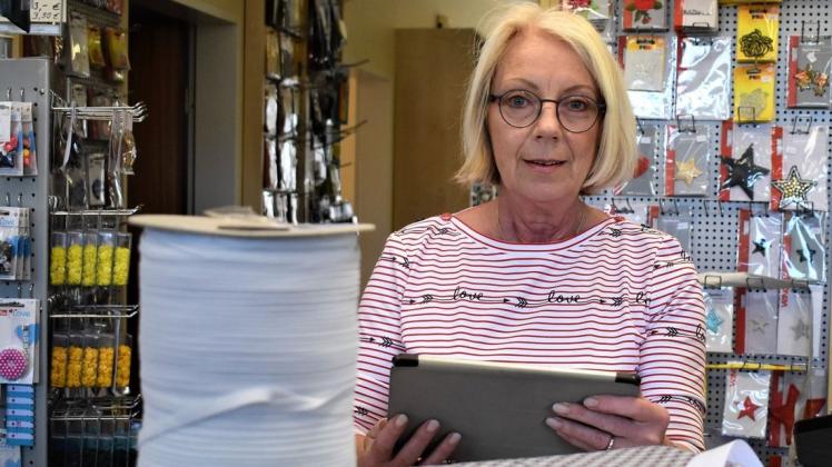 Bei Marita Kuhrkes Stoff-Truhe kommen die Anfragen auf allen Kanälen – das begehrte Gummiband musste schon auf fünf Meter pro Kunde reduziert werden. Foto: Martina Brünjes