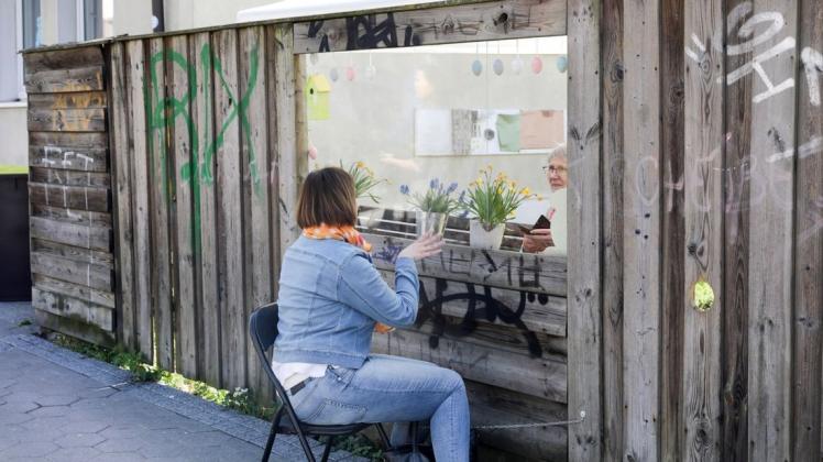 Kreative Lösung: Am Seniorenheim Haus am Ledenhof können sich Bewohner und Angehörige an einer Plexiglasscheibe treffen. Foto Jörn Martens Kreative Lösung: Am Seniorenheim Haus am Ledenhof können sich Bewohner und Angehörige an einer Plexiglasscheibe treffen. Foto Jörn Martens