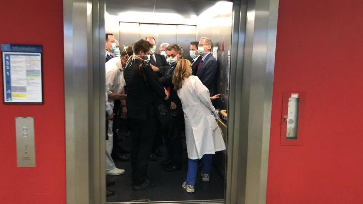 Ein rappelvoller Aufzug - und mittendrin Bundesgesundheitsminister Jens Spahn. Foto: dpa