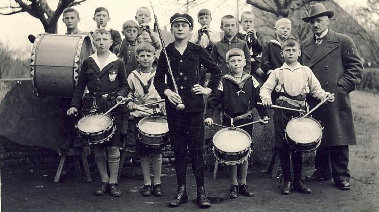 Die Musikgruppe der Volksschule Brockhausen. Die Aufnahme entstand etwa 1930. Repro: Karl-Heinz Führen