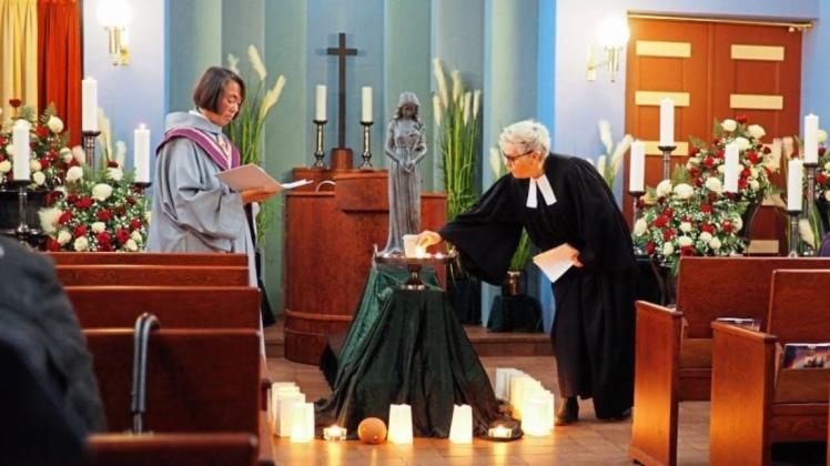 Pastoralreferentin Silvia Kramer (li.), hier im Bild mit Pastorin Sabine Spieker-Lauhöfer bei einer Trauerfeier für Sternenkinder, ist Krankenhausseelsorgerin im JHD. Pastoralreferentin Silvia Kramer (li.), hier im Bild mit Pastorin Sabine Spieker-Lauhöfer bei einer Trauerfeier für Sternenkinder, ist Krankenhausseelsorgerin im JHD.