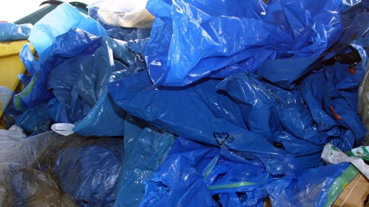 In solchen blauen Müllsäcken wurden die Tierkadaver gefunden. (Symbolbild) In solchen blauen Müllsäcken wurden die Tierkadaver gefunden. (Symbolbild)