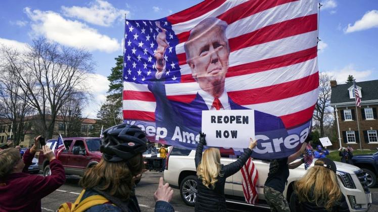 Hunderte von Demonstranten versammeln sich mit einer großen Trump-Amerika-Flagge vor dem offiziellen Sitz von Tim Walz, Gouverneur von Minnesota.