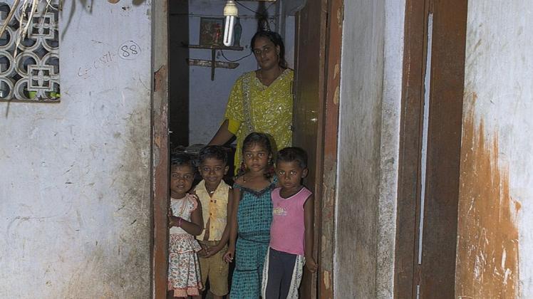 Corona-bedingte Ausgangssperre in Indien: Das bedeutet Ausharren mit vielen Menschen auf engstem Raum bei wachsender Armut. Foto: Positive Power for Children Corona-bedingte Ausgangssperre in Indien: Das bedeutet Ausharren mit vielen Menschen auf engstem Raum bei wachsender Armut. Foto: Positive Power for Children