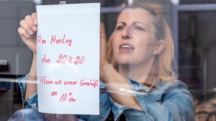 Nach wochenlanger Zwangsschließung wegen der Corona-Schutzmaßnahmen dürfen vom 20.04.2020 an Geschäfte des Einzelhandels wieder öffnen. Nach wochenlanger Zwangsschließung wegen der Corona-Schutzmaßnahmen dürfen vom 20.04.2020 an Geschäfte des Einzelhandels wieder öffnen.