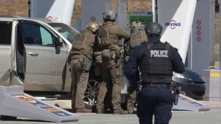 Beamte der kanadischen Polizei kurz vor der Tötung des Tatverdächtigen.