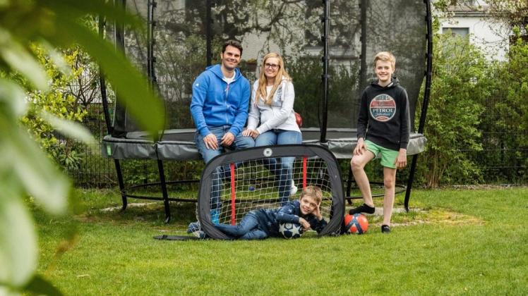 Michael Stange fotografiert den Corona-Alltag der Menschen über den Gartenzaun. Foto: Michael Stange Michael Stange fotografiert den Corona-Alltag der Menschen über den Gartenzaun. Foto: Michael Stange