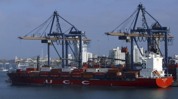 Ein Containerschiff im Hafen von Cartagena in Kolumbien.