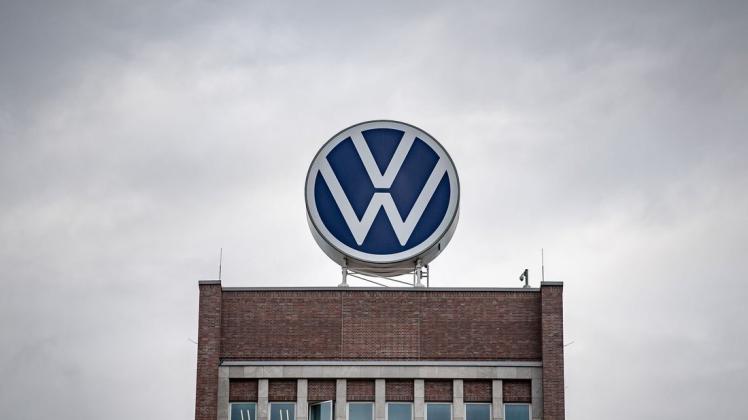 Ein großes VW-Logo steht auf dem Verwaltungshochhaus vom Volkswagen-Werk. Foto: Sina Schuldt/dpa/Symbolbild