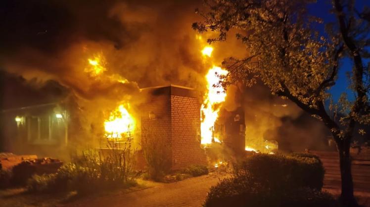 Eine Frau wurde durch das Feuer in dem Haus an der Straße Hellkamp in Sögel verletzt. Der Feuerwehr gelang es, das direkt angebaute Wohnhaus zu retten. Foto: SG Sögel/Feuerwehr Eine Frau wurde durch das Feuer in dem Haus an der Straße Hellkamp in Sögel verletzt. Der Feuerwehr gelang es, das direkt angebaute Wohnhaus zu retten. Foto: SG Sögel/Feuerwehr