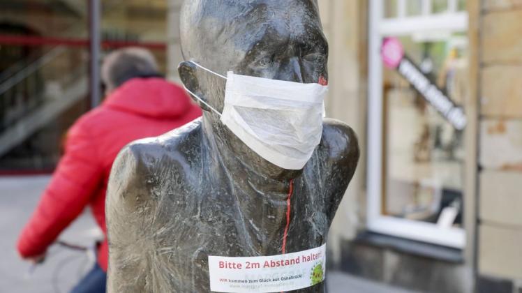Gesichtsmasken waren am Montag in der Osnabrücker Innenstadt fast überall zu sehen – auch bei der Bronzeplastik "Mann im November" in der Großen Straße. Gesichtsmasken waren am Montag in der Osnabrücker Innenstadt fast überall zu sehen – auch bei der Bronzeplastik "Mann im November" in der Großen Straße.