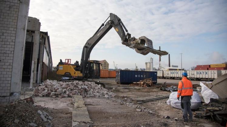 Im Sommer 2021 soll das Containerterminal im Osnabrücker Hafen in Betrieb gehen. Im Sommer 2021 soll das Containerterminal im Osnabrücker Hafen in Betrieb gehen.