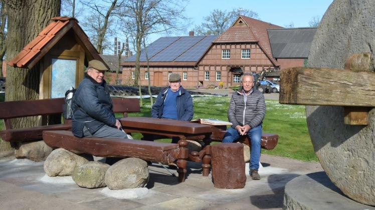 Treffen auf dem neugestalteten Dorfplatz in Almsloh: (von links) Günter Hegeler, Karl-Heinz Strudthoff und Jürgen Busch. Treffen auf dem neugestalteten Dorfplatz in Almsloh: (von links) Günter Hegeler, Karl-Heinz Strudthoff und Jürgen Busch.
