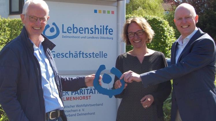 Die Führung der Lebenshilfe wechselt die Hände: Erwin Drefs (li.) geht nach fast 30 Jahren bei der Lebenshilfe in den Ruhestand, Tina Cappelmann und Thomas Heyen übernehmen als neues Führungsduo. Die Führung der Lebenshilfe wechselt die Hände: Erwin Drefs (li.) geht nach fast 30 Jahren bei der Lebenshilfe in den Ruhestand, Tina Cappelmann und Thomas Heyen übernehmen als neues Führungsduo.
