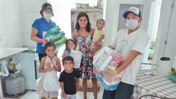 In Brasilien sind die ersten Lebensmittelpakete für Bedürftige bei den Betroffenen abgegeben worden. Foto: Aktionskreis Pater Beda