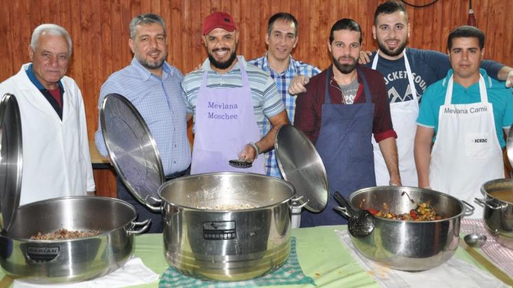 Dieses Jahr müssen die ganz großen Töpfe im Schrank bleiben – das Iftar-Mahl für Mitglieder und Gäste der Mevlana-Gemeinde in Düsternort, hier im Jahr 2018, muss corona-bedingt ausfallen.