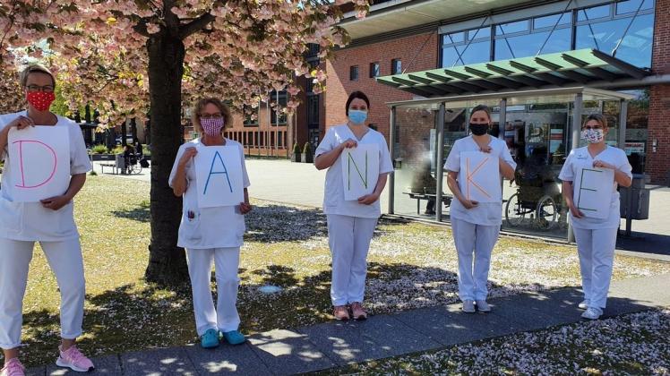 Stellvertretend für alle Mitarbeiter des Bonifatius-Hospitals in Lingen bedankten sich die Pflegekräfte für die vielfältige Unterstützung aus der Region.