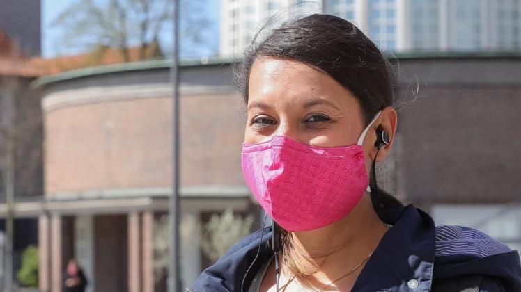 Kommt die Maskenpflicht auch für die Delmestadt? Cynthia Rosenberger (42) aus Delmenhorst trägt bereits jetzt einen Mund-Nasenschutz. Foto: Melanie Hohmann