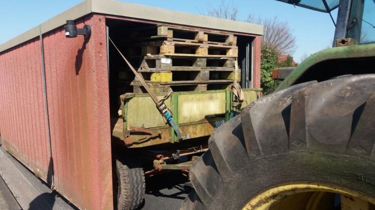 Diesen ostfriesischen "Schwertransport" entdeckte die Polizei bei einer Streifenwagenfahrt in der Gemeinde Moormerland. Diesen ostfriesischen "Schwertransport" entdeckte die Polizei bei einer Streifenwagenfahrt in der Gemeinde Moormerland.
