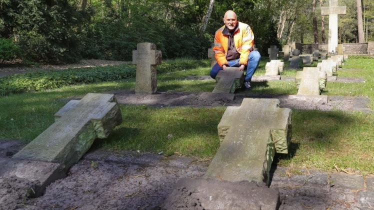 Holger Jansen vom Friedhof Bungerhof inmitten der umgestoßenen Grabsteine. Der Vorfall ärgert ihn sehr.