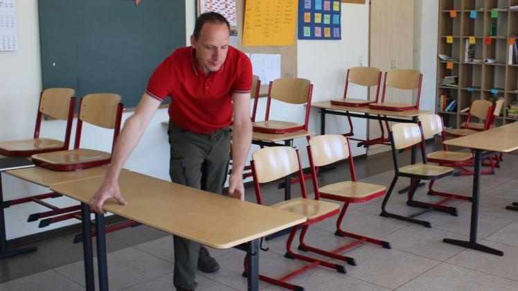An der Ludgerusschule in Rhede wird auch die Sitzordnung angepasst. Hausmeister Lukas Wiemker hat in diesen Tagen reichlich zu tun, um die Schule auf die Wiederaufnahme des Lernbetriebs vorzubereiten. Foto: Christian Belling An der Ludgerusschule in Rhede wird auch die Sitzordnung angepasst. Hausmeister Lukas Wiemker hat in diesen Tagen reichlich zu tun, um die Schule auf die Wiederaufnahme des Lernbetriebs vorzubereiten. Foto: Christian Belling