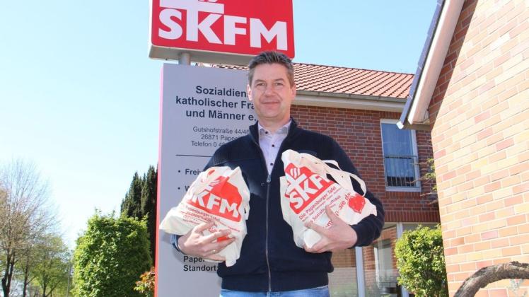 Weil die Tafelausgabestellen im nördlichen Emsland geschlossen sind, erhalten Haushalte, die in Not sind, Lebensmittel derzeit in Stofftüten nach Hause geliefert oder es werden Abholtermine vereinbart. Holger Gerdes ist Geschäftsführer des SKFM.