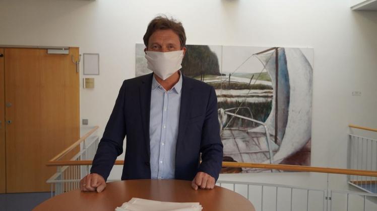 In Sachen Masken geht Oberbürgermeister Dieter Krone mit gutem Beispiel voran.