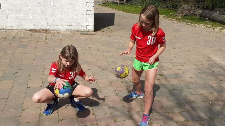 Prellen und Co: Rebecca (rechts) und Victoria Pedall beim Handballtraining daheim nach einer Idee der HSG-Geschwister Laura und Jan Springhetti. Foto: Joanne Pedall