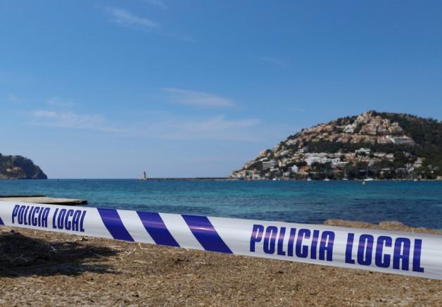 Mit einem Absperrband der Polizei ist der Zugang zu einem Strand auf der Insel Mallorca abgesperrt.