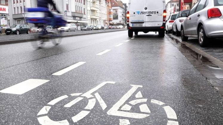 Auf Schutzstreifen für Fahrradfahrer am Straßenrand darf nicht mehr gehalten werden – sonst drohen bis zu 100 Euro Strafe und ein Punkt.