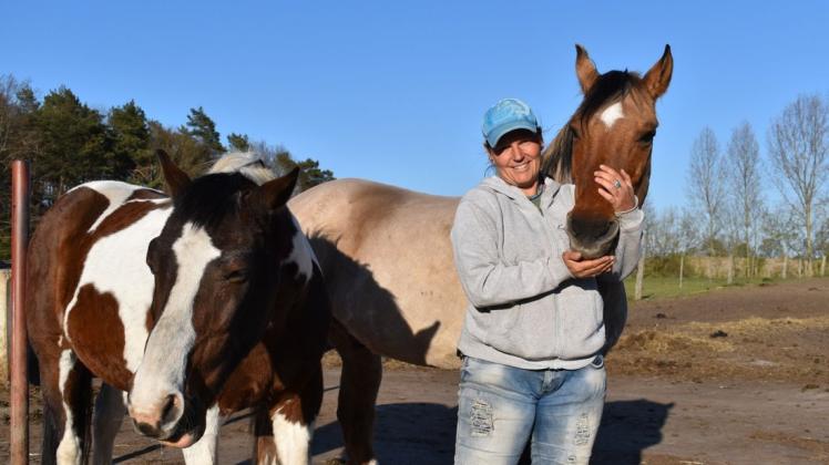Streicheleinheiten für ihre "Rentner" Comanchen und Scout: Ranchchefin Karina Vandersee kümmert sich weiterhin um ihre Tiere und hofft das der Reitbetrieb bald weitergehen kann.