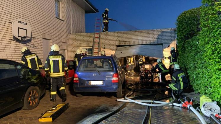 In Sögel brannte am Donnerstagmorgen eine Autogarage aus. Die Feuerwehr musste das Tor aufbrechen, um an den Brandherd heranzukommen. Foto: Samtgemeinde Sögel/Feuerwehr In Sögel brannte am Donnerstagmorgen eine Autogarage aus. Die Feuerwehr musste das Tor aufbrechen, um an den Brandherd heranzukommen. Foto: Samtgemeinde Sögel/Feuerwehr