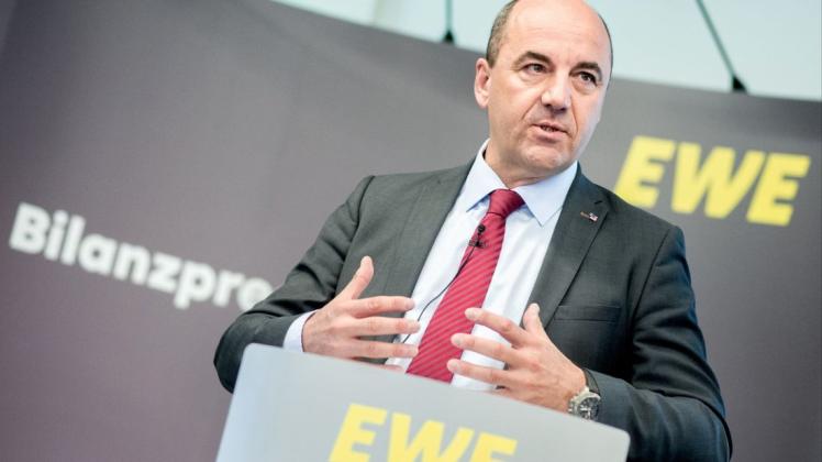 In diesem Jahr stellte EWE-Vorstandsvorsitzender Stefan Dohler den Geschäftsbericht aufgrund der Corona-Krise per digitaler Konferenz vor. Foto: Hauke-Christian Dittrich/dpa In diesem Jahr stellte EWE-Vorstandsvorsitzender Stefan Dohler den Geschäftsbericht aufgrund der Corona-Krise per digitaler Konferenz vor. Foto: Hauke-Christian Dittrich/dpa