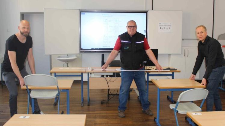 Für den gebotenen Abstand im Klassenraum der BBS Lingen Wirtschaft sorgen (von links) Fachlehrer Stefan Lennartz, Hausmeister Günter Fastabend und Schulleiter Heinz Gebbeken. Für den gebotenen Abstand im Klassenraum der BBS Lingen Wirtschaft sorgen (von links) Fachlehrer Stefan Lennartz, Hausmeister Günter Fastabend und Schulleiter Heinz Gebbeken.