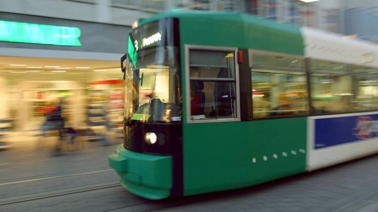 In Bremen ist am Mittwochabend ein Auto mit einer Straßenbahn zusammengestoßen. (Symbolfoto)