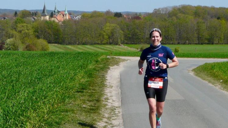 32 Kilometer durchs Osnabrücker Land: Statt beim Hamburg-Marathon absolvierte Hannah Völkering ihren Lauf in der Heimat, unter anderem oberhalb des Ruller Klosters zwischen Lechtingen und Rulle.