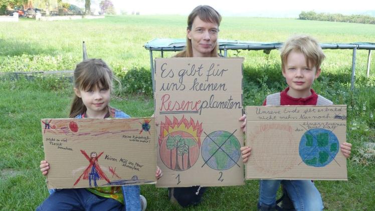Gemeinsam setzen sich Julia Menninghaus und ihre Kinder Jakob (8) und Alma (6) an der Gesmolder Paulstraße für Klimaschutz ein.  Foto: Norbert Wiegand