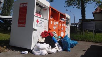 Ein unschönes Bild bietet sich derzeit vor den Containern des Deutschen Roten Kreuzes und der Kolpingsfamilie auf dem Parkplatz seitlich vom Modehaus Böckmann  an der Else-Alle. Foto: Martin Heuer