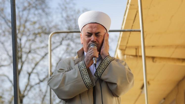 Imam Ismail Kurtaran ruft am Freitag vor der Diyanet Camii Moschee in der Frankenstraße zum Gebet. Foto: Michael Gründel
