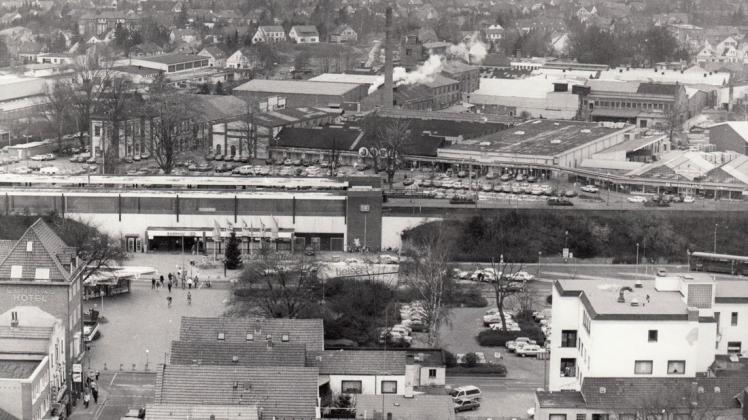 Nostalgischer Blick aus der Vogelperspektive: So sah es 1988 rund um den Delmenhorster Bahnhof aus. Archivfoto: Horst Schilling